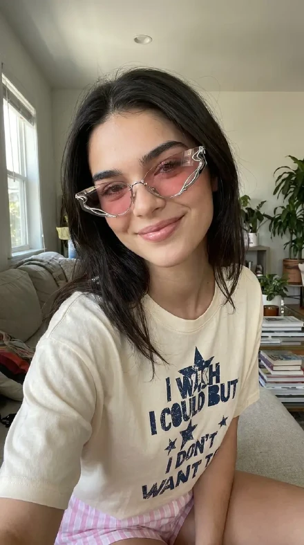 Gambar fashion shoppable dengan kreator yang natural